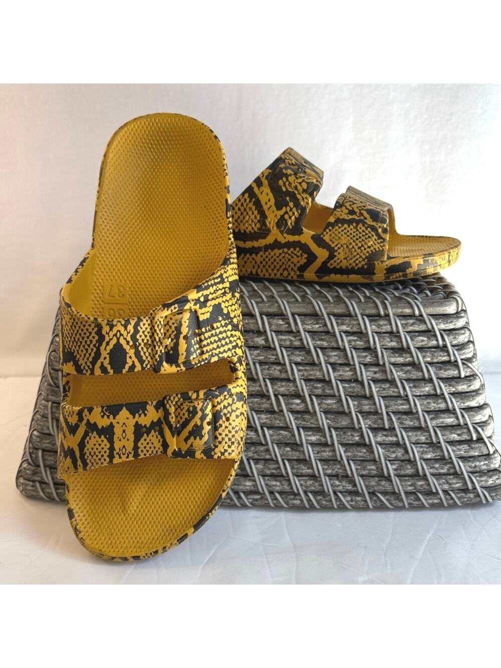 Freedom Moses Women’s 6/7 The Animals Yellow Viper Slip On Sandals